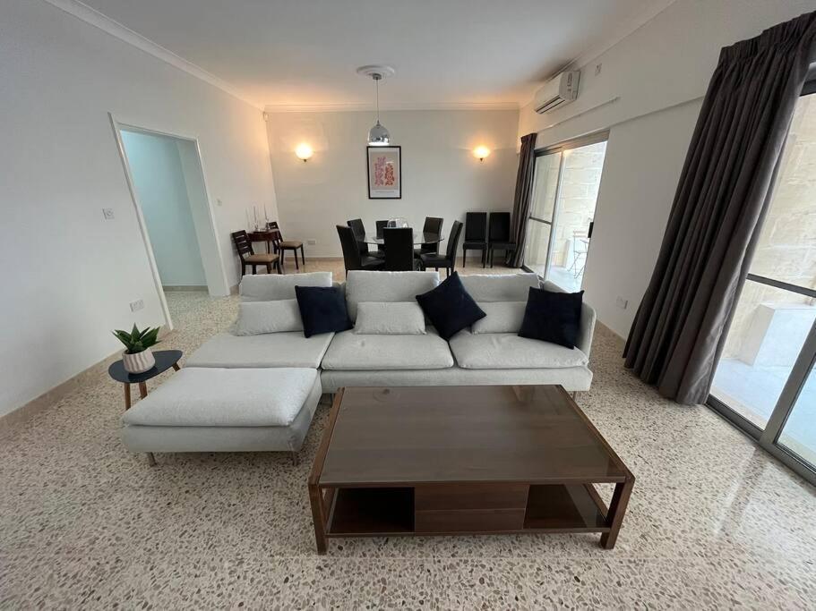 Seaview 3 Bedroom Apartment In Sliema Exterior photo